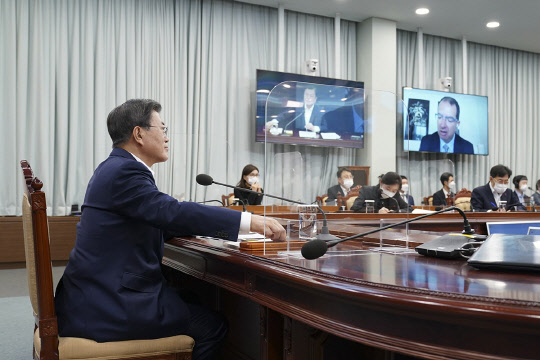 문재인 대통령이 지난 28일 밤 청와대 여민관 영상회의실에서 스테판 반셀 모더나 최고경영자(CEO)와 화상 통화하는 모습. 청와대 제공.